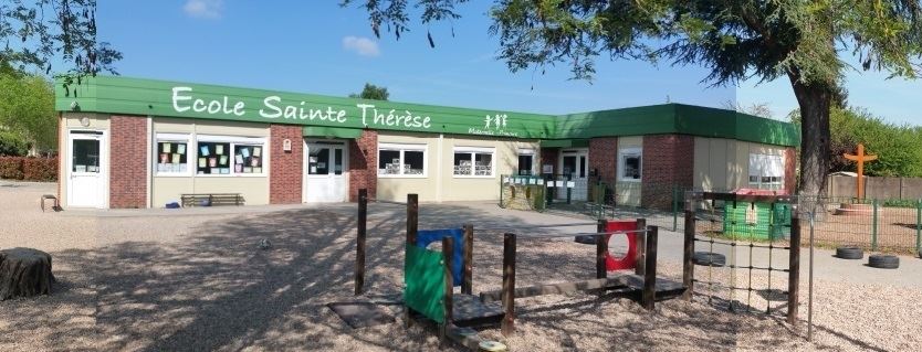 Image présentant la cours de l'école Sainte Thérèse à Saint-Denis-en-Val